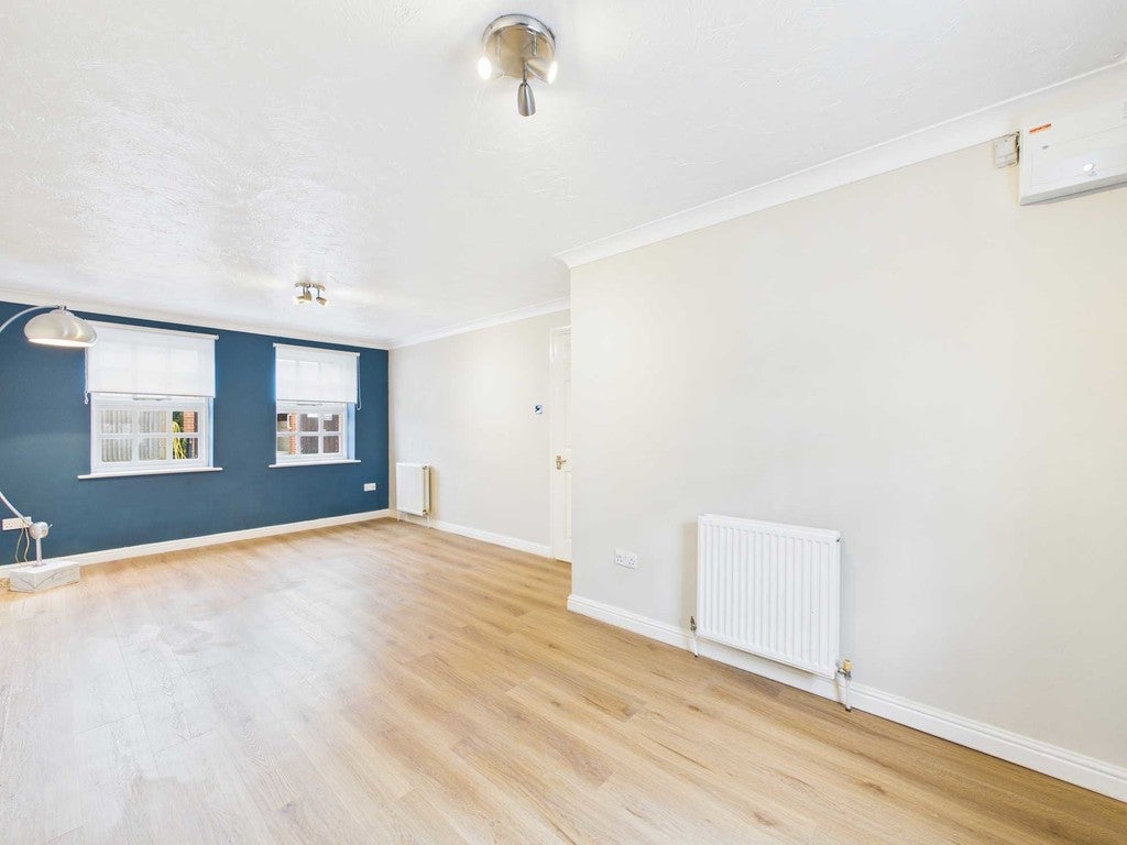 Flat Oak Tree Way in Horsham