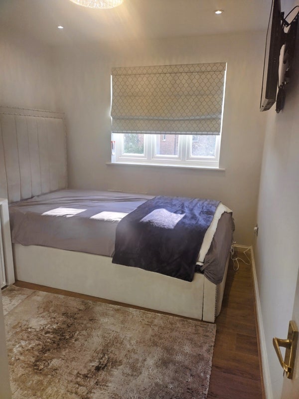 Room Wheeler Road in Crawley