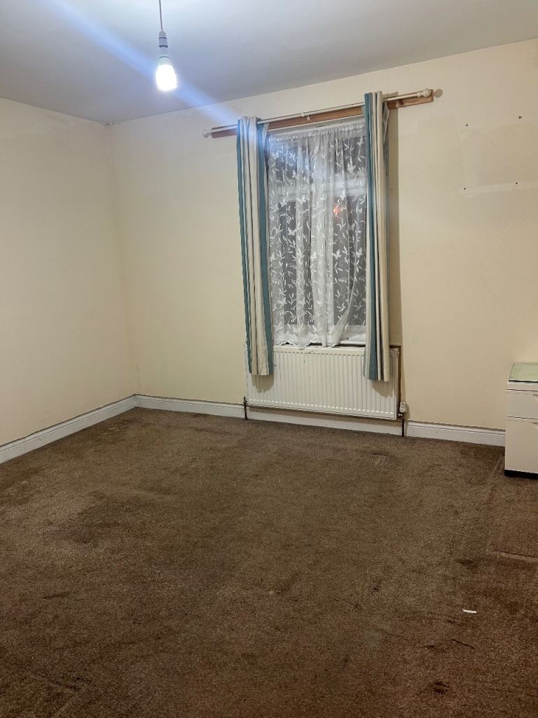 Flat Chalvey Road East in Slough
