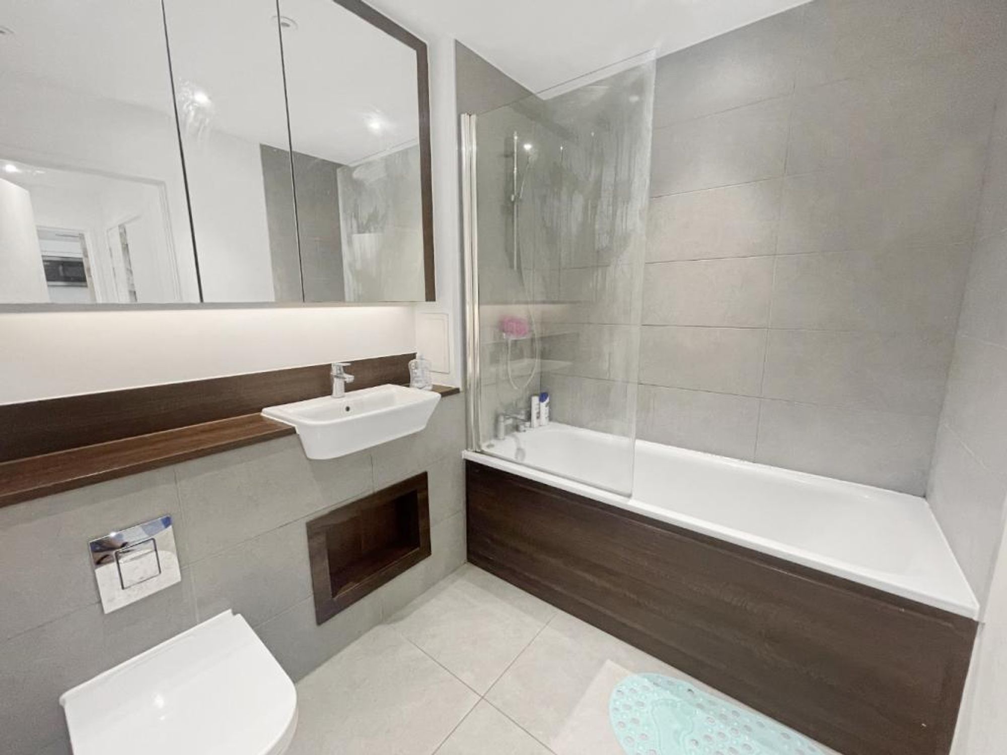 Flat Adenmore Road in Greater London