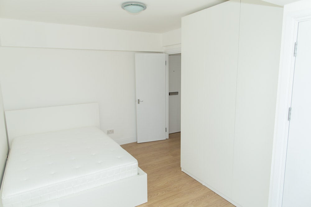 Flat Shepherds Bush Green in Greater London