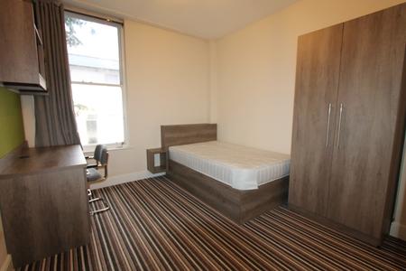 Flat Powers Court in Royal Leamington Spa