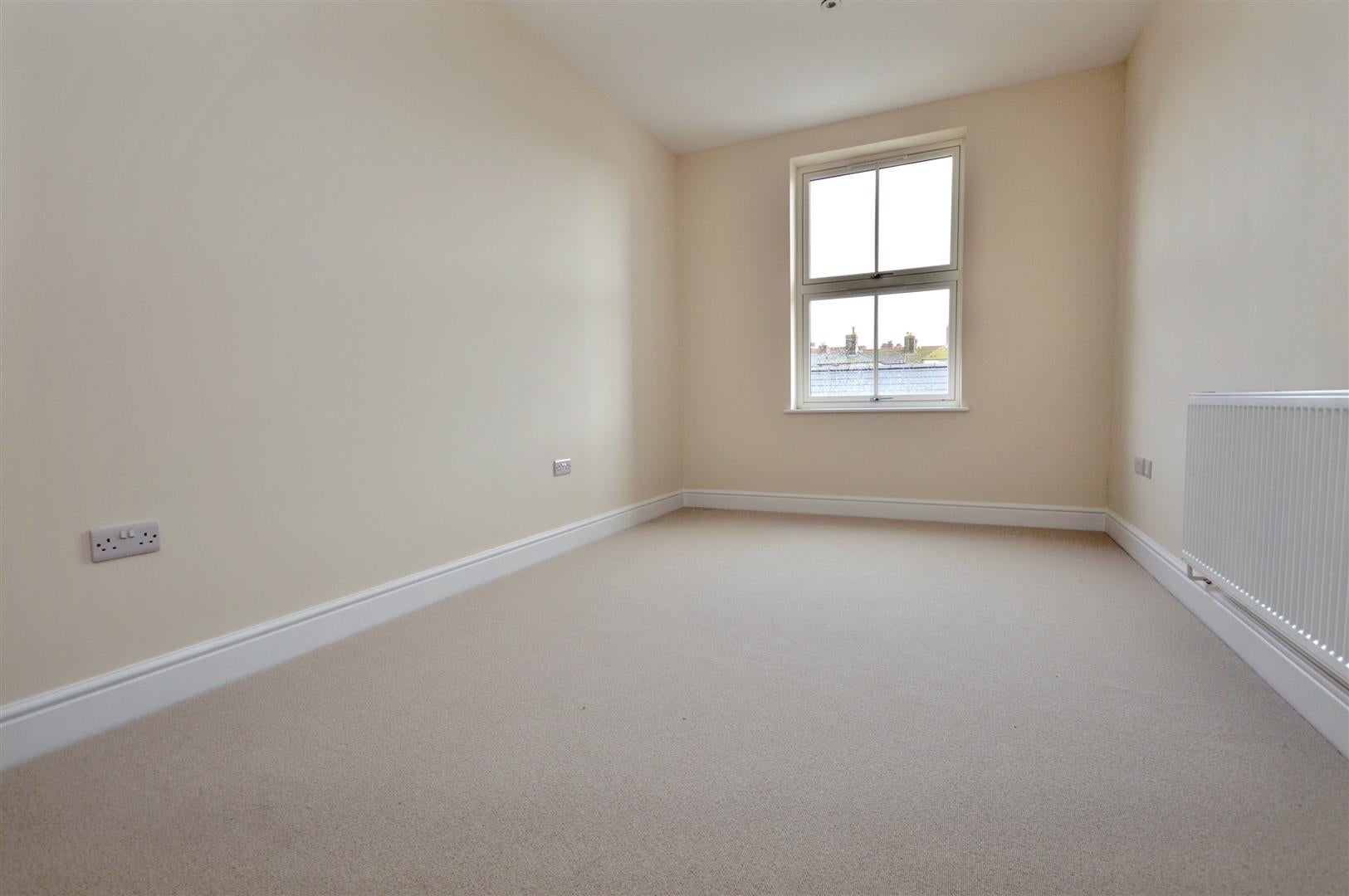 Flat Hardwick Road in Eastbourne
