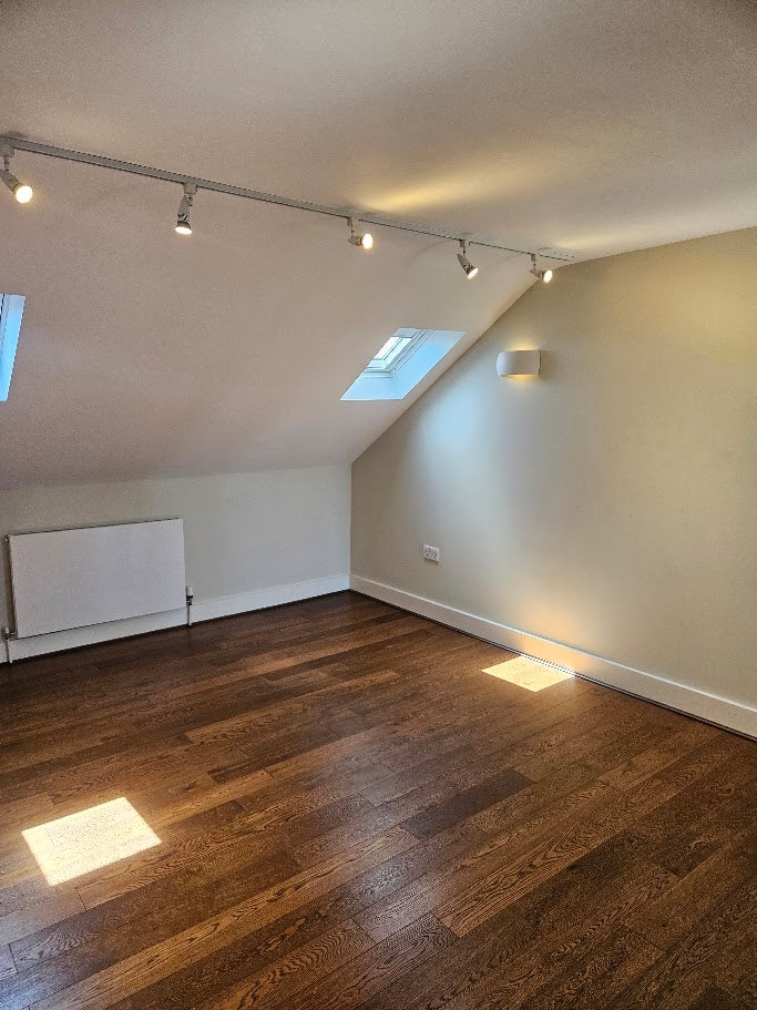 Flat Brookwood Road in Greater London