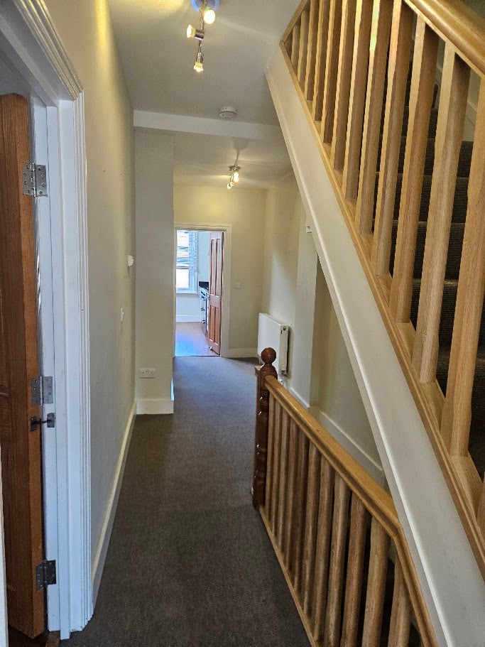 Flat Brookwood Road in Greater London