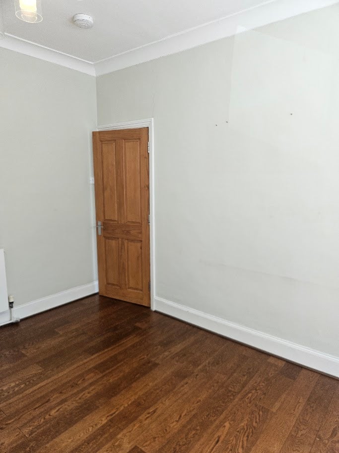 Flat Brookwood Road in Greater London