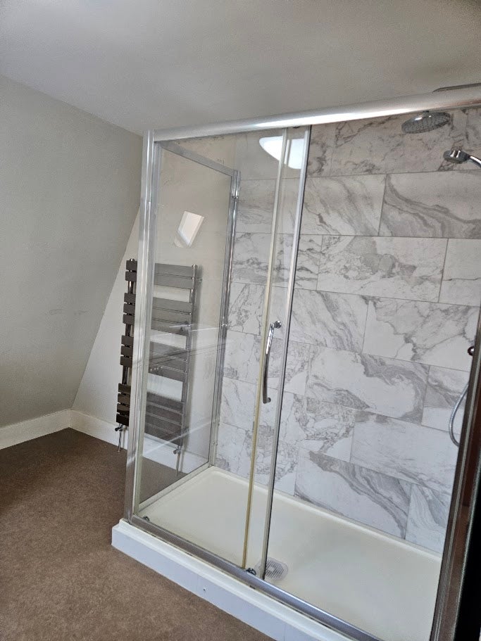 Flat Brookwood Road in Greater London