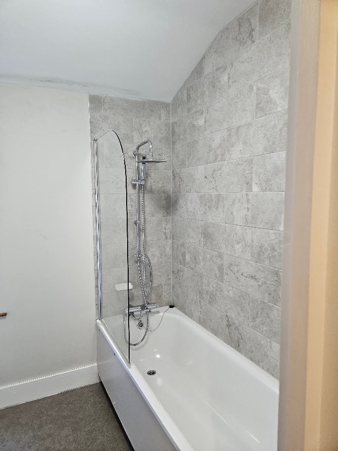 Flat Brookwood Road in Greater London