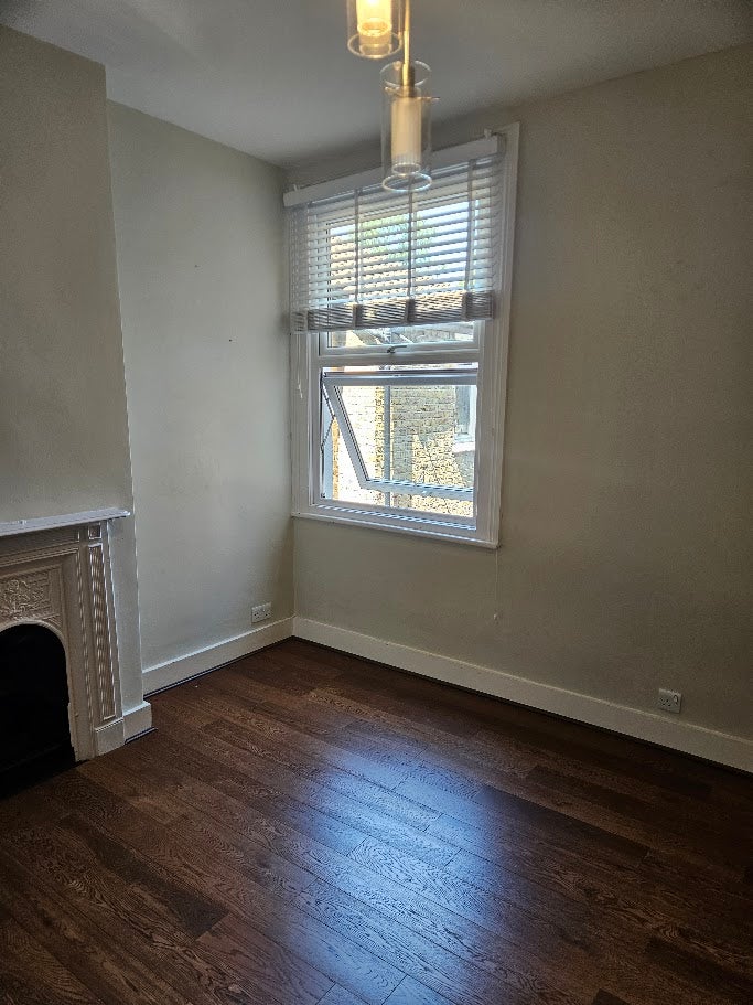 Flat Brookwood Road in Greater London