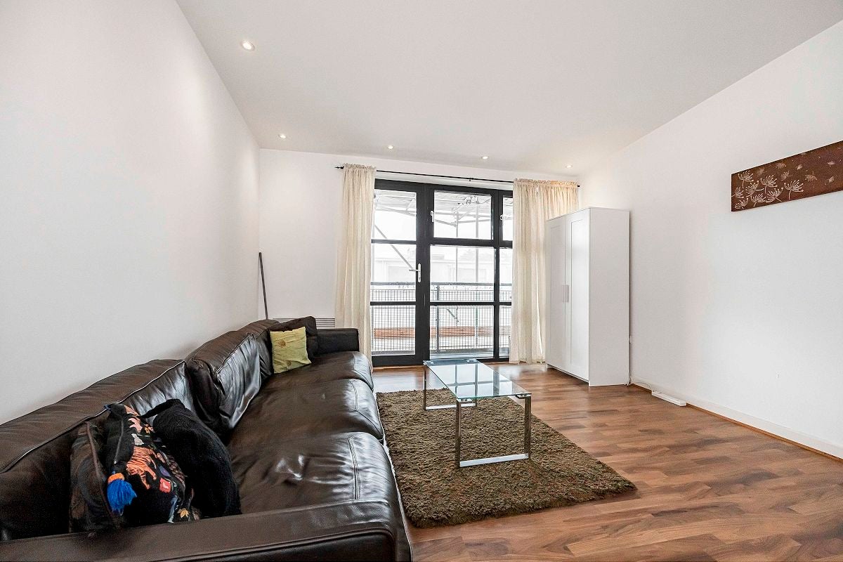 Flat Copenhagen Place in Greater London