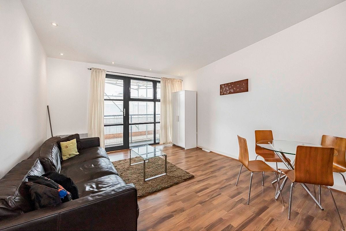 Flat Copenhagen Place in Greater London