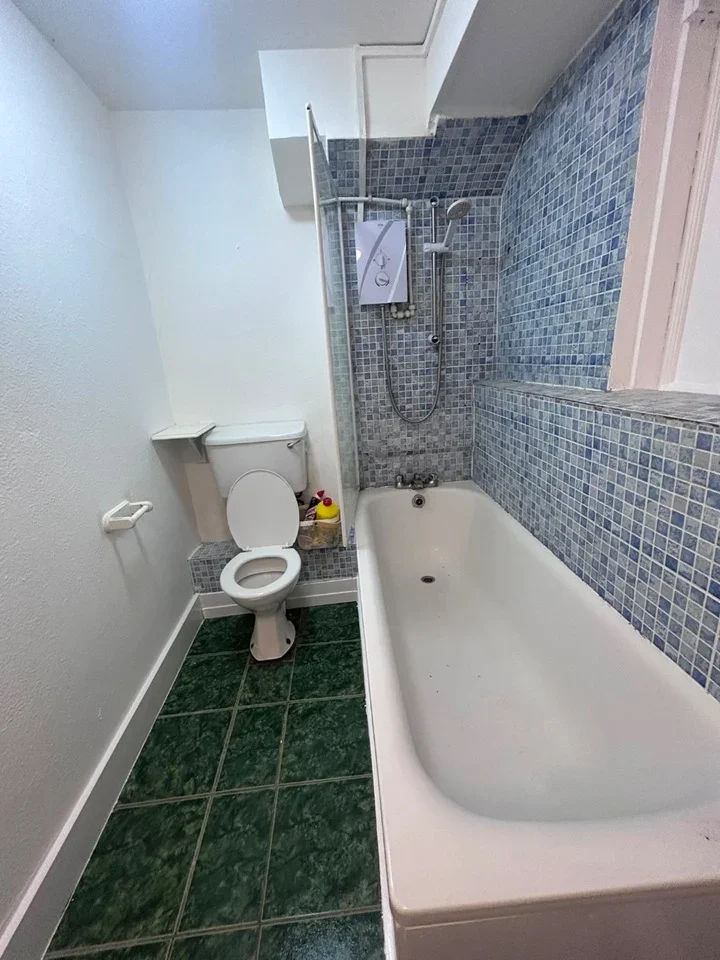 Flat Algernon Road in Greater London