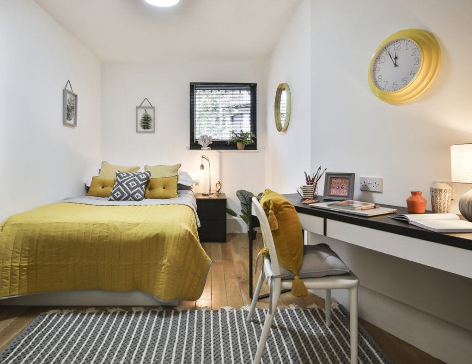 Room Caledonia Road in Stoke-on-Trent