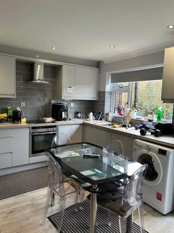 Room Wykes Avenue in Gedling
