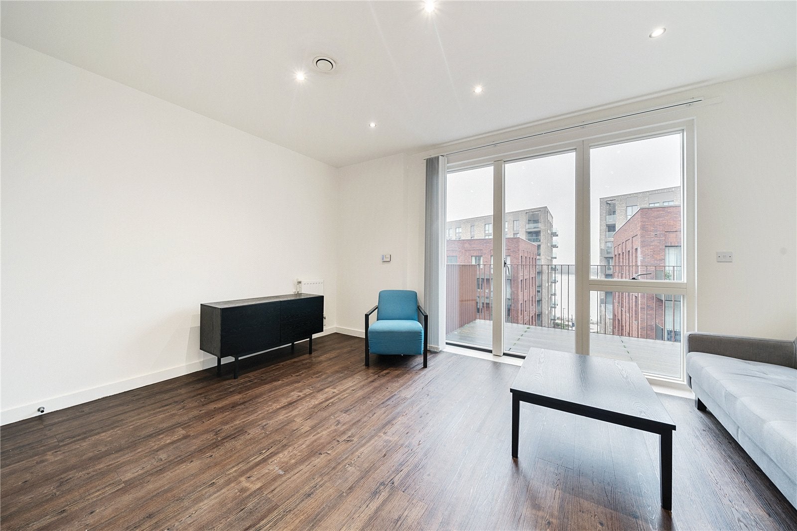 Flat Shackleton Way in Greater London