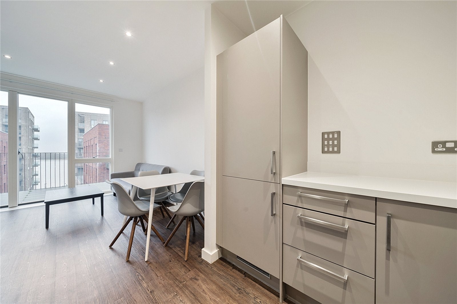 Flat Shackleton Way in Greater London