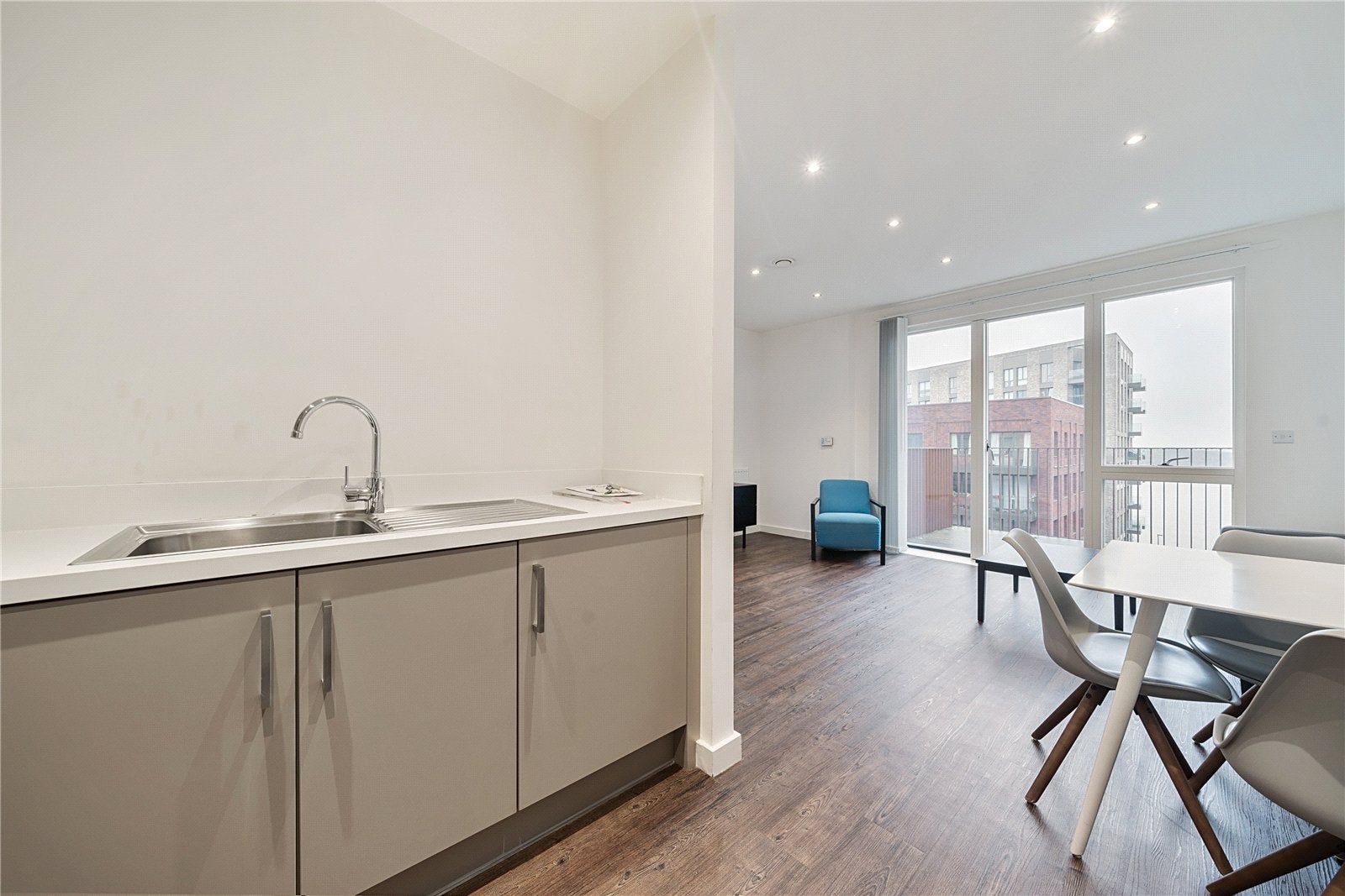 Flat Shackleton Way in Greater London