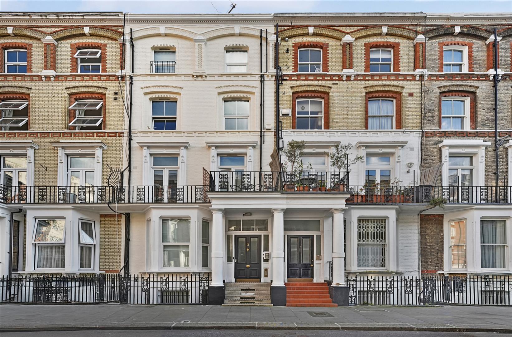 Flat Cheniston Gardens in Greater London