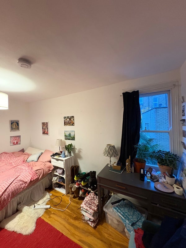 Room Vaughan Road in Greater London