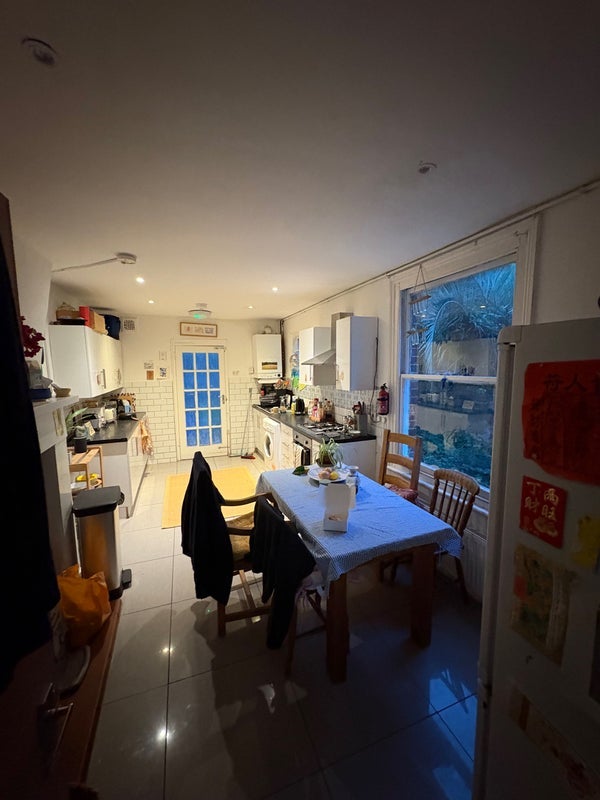 Room Vaughan Road in Greater London
