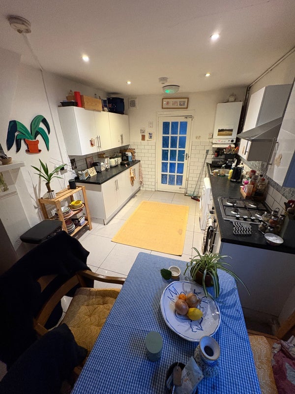 Room Vaughan Road in Greater London
