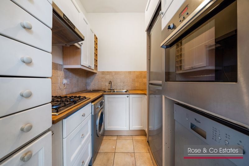 Flat Greencroft Gardens in Greater London