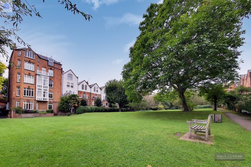 Flat Greencroft Gardens in Greater London