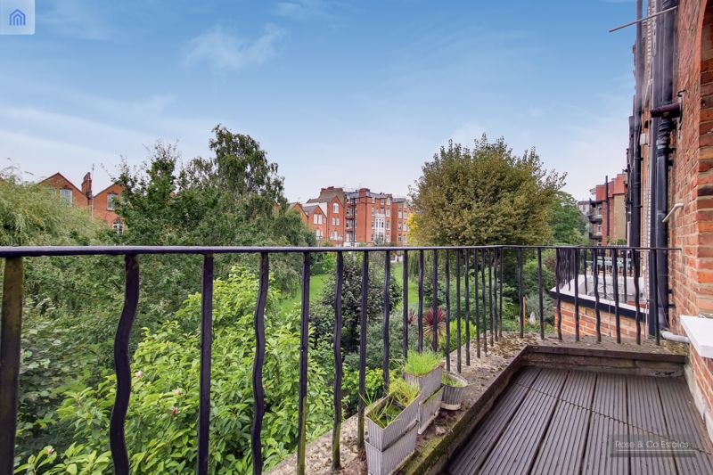 Flat Greencroft Gardens in Greater London