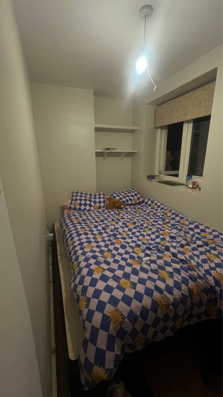 Room Sandmere Road in Greater London