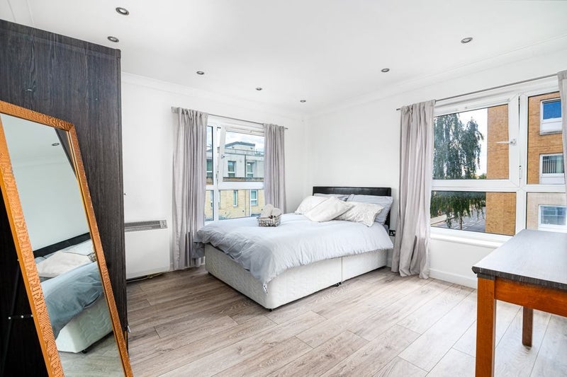 Room Westferry Road in Greater London