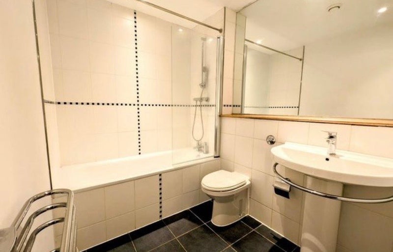 Room Fishponds Road in Bristol