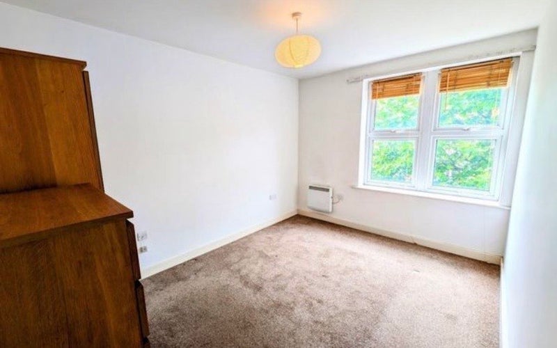 Room Fishponds Road in Bristol