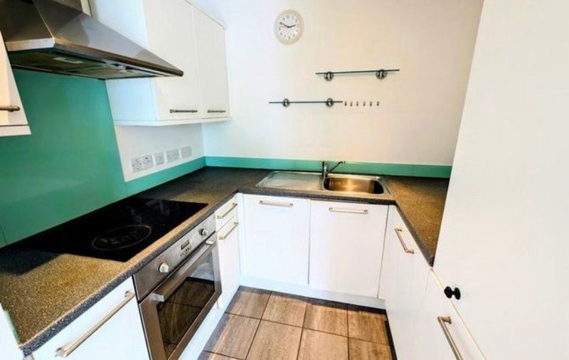 Room Fishponds Road in Bristol
