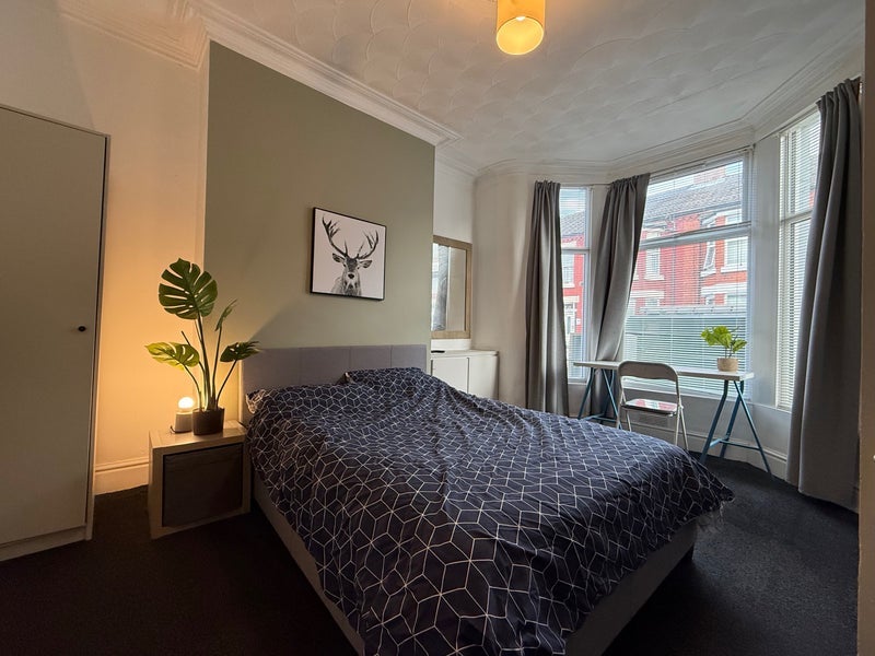 Room Blantyre Road in Liverpool