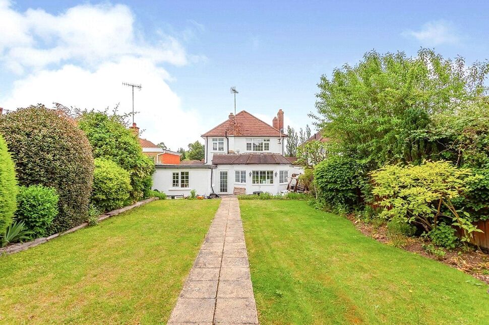 House Courtlands Drive in Watford