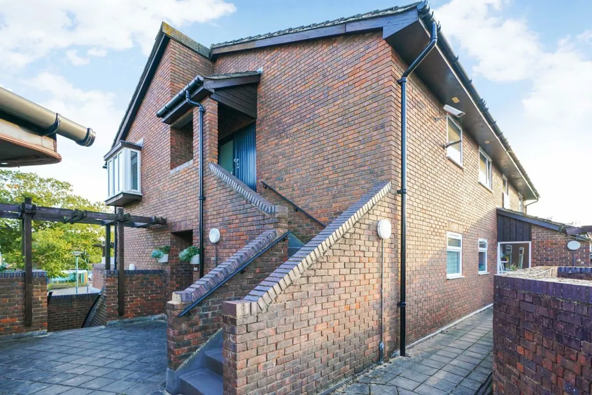 Flat Tangley Park Road in Greater London