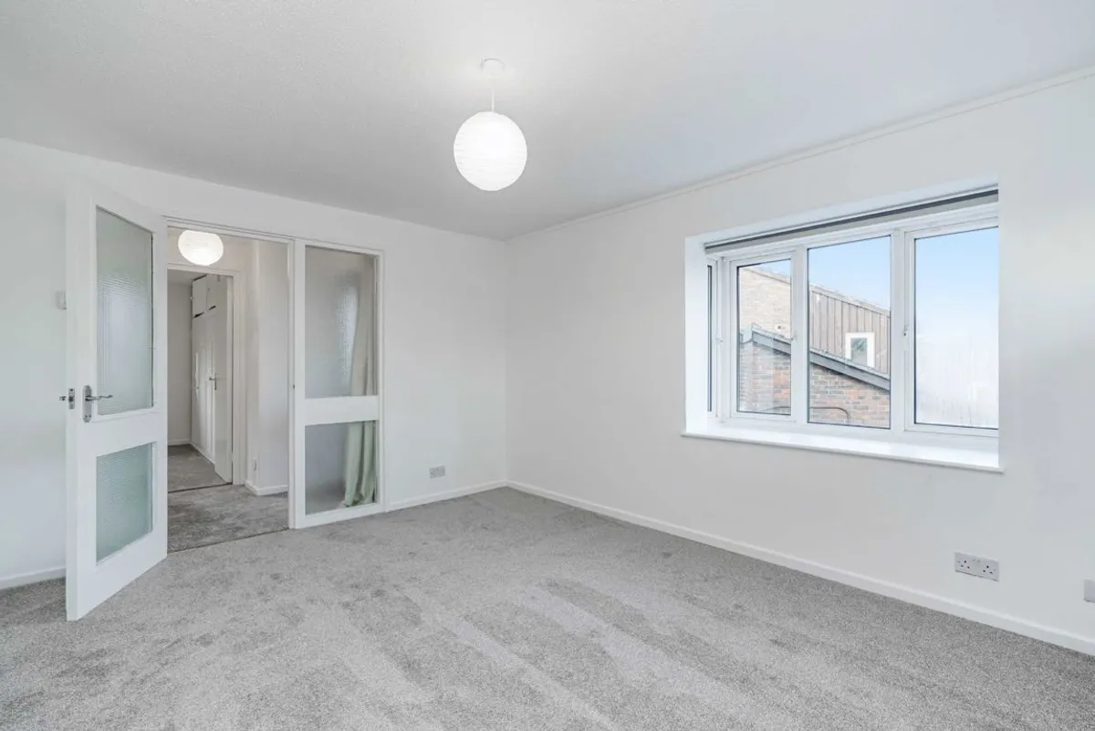 Flat Tangley Park Road in Greater London