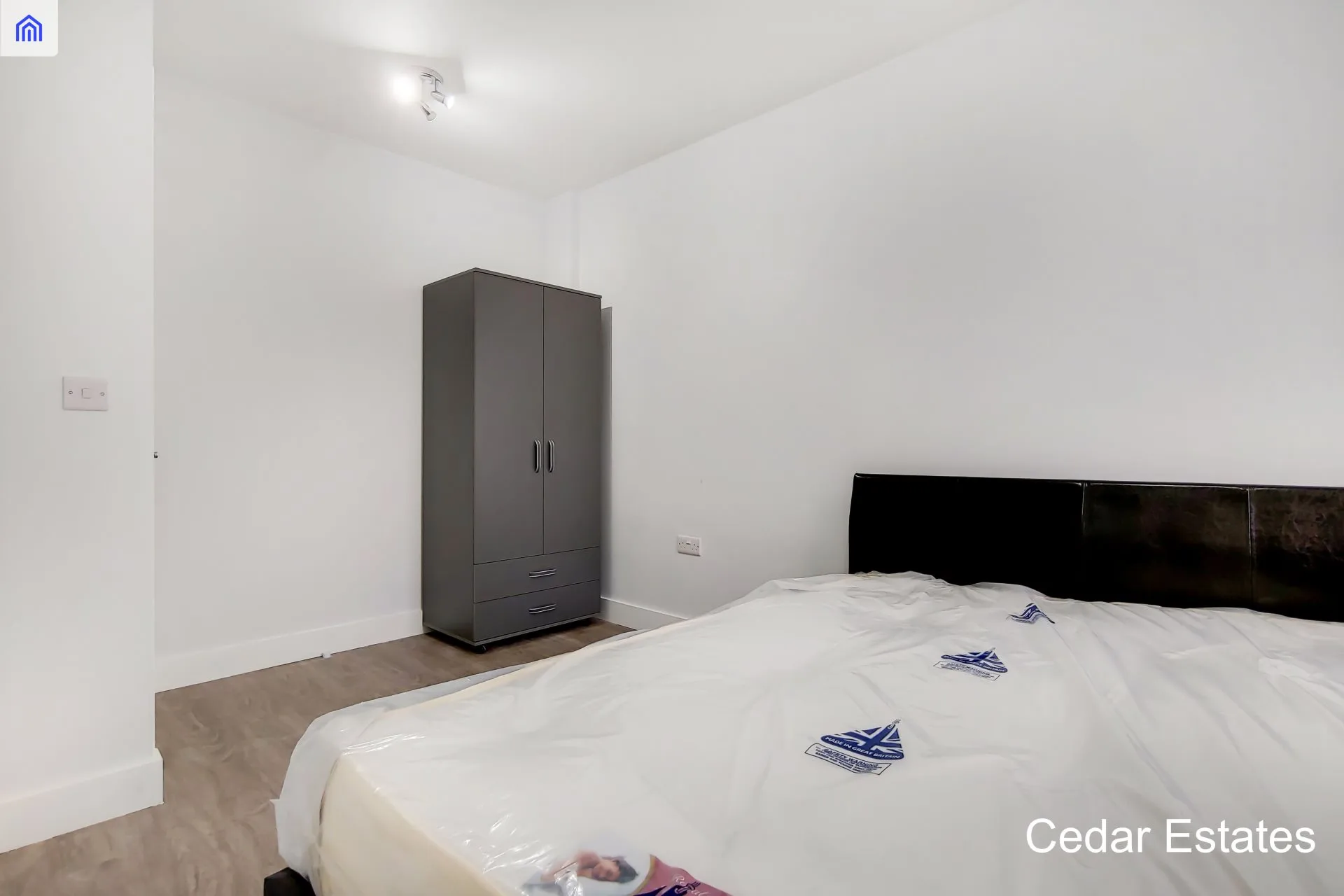 Flat Greencroft Gardens in Greater London