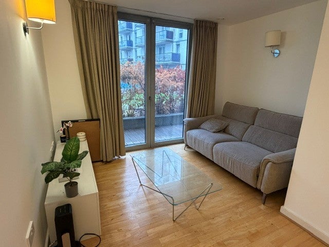Flat Empire Way in Greater London