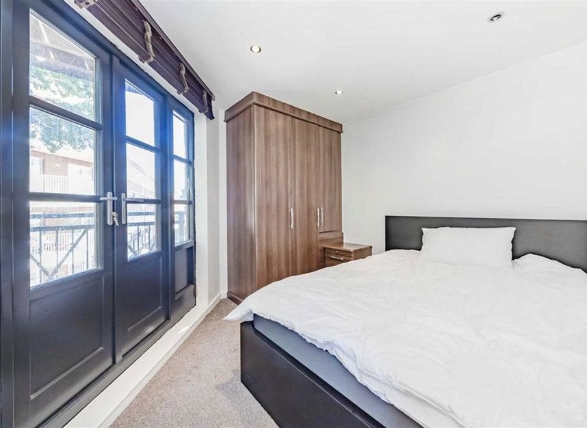 Flat Ship and Mermaid Row in Greater London