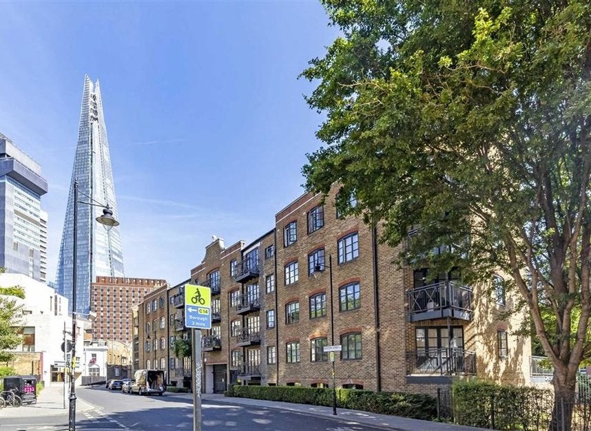 Flat Ship and Mermaid Row in Greater London