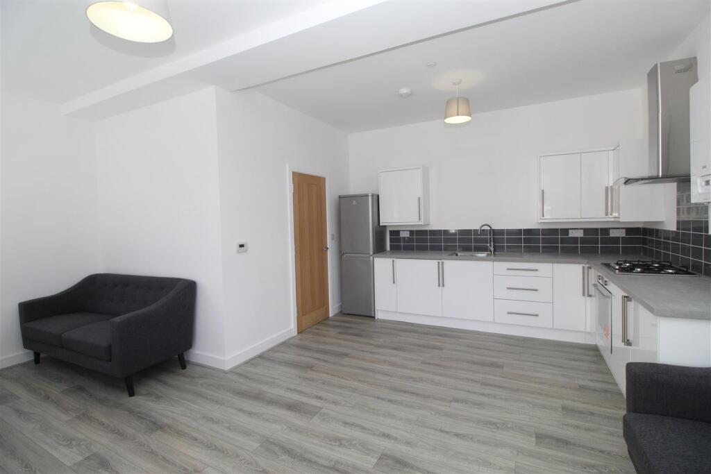 Flat Caerphilly Road in Cardiff