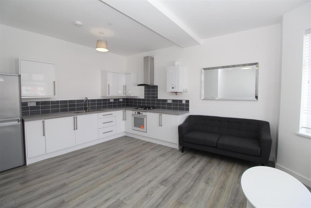 Flat Caerphilly Road in Cardiff