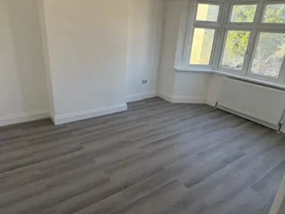 Flat Holcombe Road in Greater London