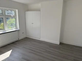 Flat Holcombe Road in Greater London