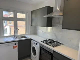 Flat Holcombe Road in Greater London