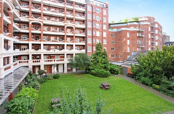 Flat Grove End Road in City of Westminster