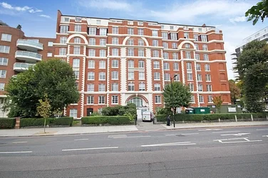 Flat Grove End Road in City of Westminster