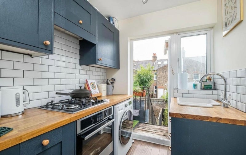 Room Dinton Road in Greater London