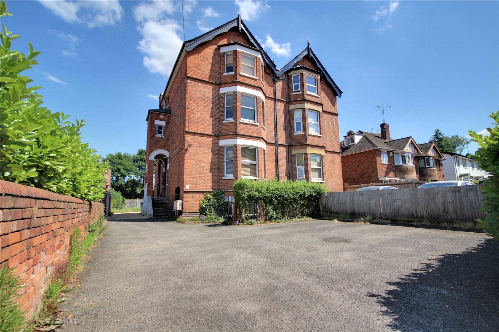 Flat Western Elms Avenue in Reading